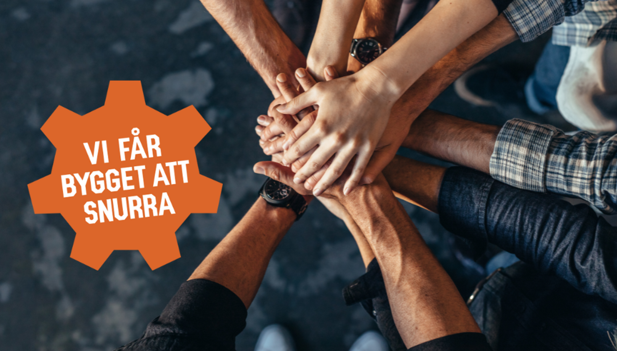 nomenu Bild på händer ovanpå varandra och ett orange kugghjul med texten "Vi får bygget att snurra" 