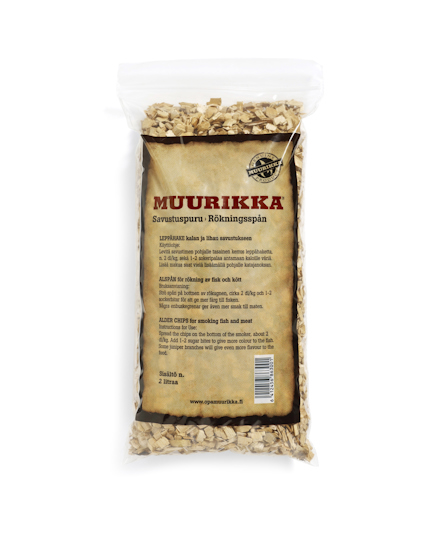 Förpackning med rökspån av al från Muurikka, genomskinlig plast med etikett på svenska och finska.