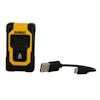 Bärbar DeWalt batteriladdare med gul och svart hölje, micro-USB-kabel bredvid.