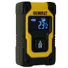 Dewalt avståndsmätare med gummerade kanter, gul och svart design, digital display som visar "23 1/4 in", samt en stor ON-knapp.