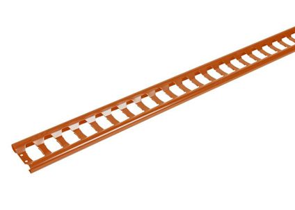 Tegelrött räcke med jämna, rektangulära öppningar längs hela längden.