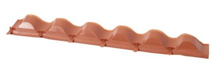Tegelrött vågformat nockband i plastmaterial med flera sektioner.