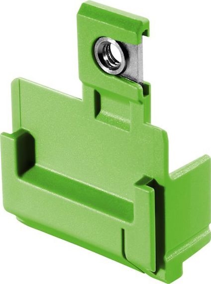 Grön plastkomponent med öppningar och ett infogat metallbeslag.