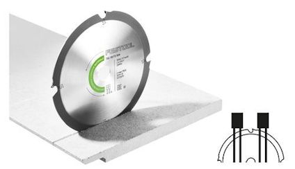 Cirkelsågklinga från Festool mot en vit bakgrund, bredvid en skiva av byggmaterial.