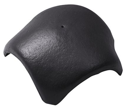Svart, rundad och slät keramisk platta med en liten hål i mitten mot en vit bakgrund.