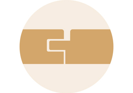 Två intrasslade händer i beige och brunt, sett ovanifrån mot en rund krämfärgad bakgrund.