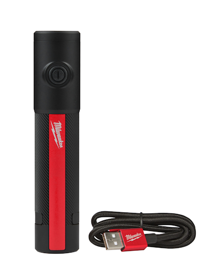 Ficklampa med svart och rött handtag bredvid en svart USB-laddningskabel.