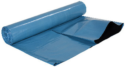 En rulle med blå och svart plastfilm delvis utrullad.