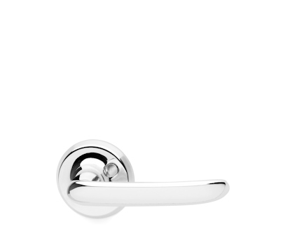 Kromat dörrhandtag med rund rosett och enkel, elegant design.