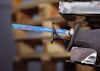 Sticksågblad från Bosch med text "Expert Heat for Pallets", monterat i en såg. Bakgrund med suddiga träpallar.