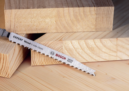 Sågblad märkt "Bosch Expert Wood 2-side clean" mot träbitar.