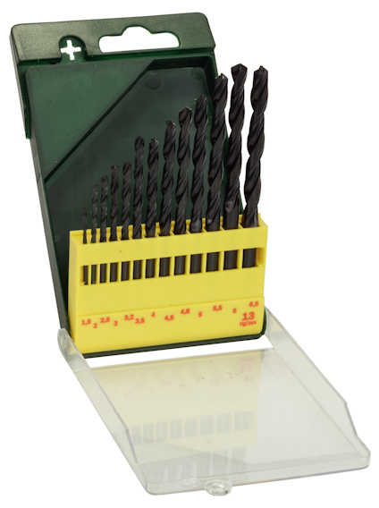 Öppnad grön förvaringslåda med 13 svarta borrbett av varierande storlek, placerade i en gul hållare.