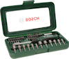 Skruvmejselset i en grön plastbox med flera bits och skruvhuvuden, boxen är märkt med logotypen "Bosch".