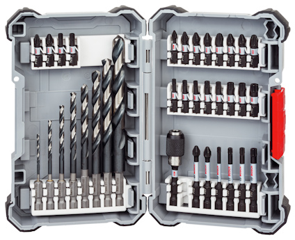 Borr- och bitsset i en öppen grå förvaringslåda med röda detaljer, innehållande olika storlekar av bits och borrar.