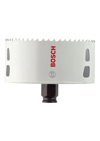 Hålsåg med tandad kant och Bosch-logotyp i röd text på vit bakgrund, monterad på en svart adapter.