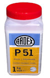 Vit plastbehållare med rött lock och en etikett märkt "ARDEX P51 Primer 1 kg".