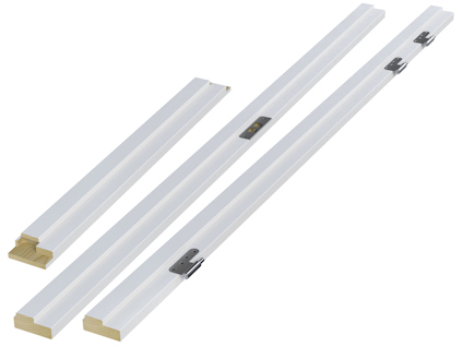 Tre vita, träliknande paneler i olika längder, varav två har beslag och gångjärn.