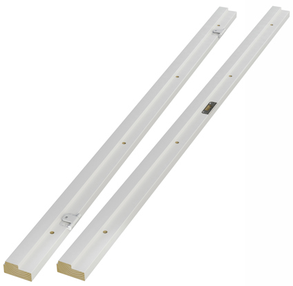 Två vita sidstycken av trä med förborrade hål och en liten metallplatta fastsatt.