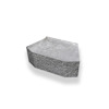 Grå betongblock med ojämn yta och rundad övre hörn, ligger mot en vit bakgrund.