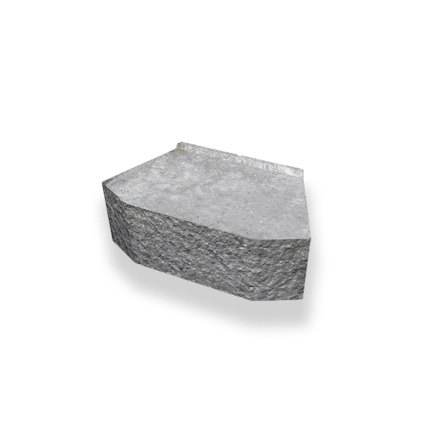 Grå betongblock med ojämn yta och rundad övre hörn, ligger mot en vit bakgrund.