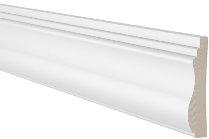 En vitmålad trälist med profilerad design och synlig trästruktur på ena kortsidan mot en svart bakgrund.