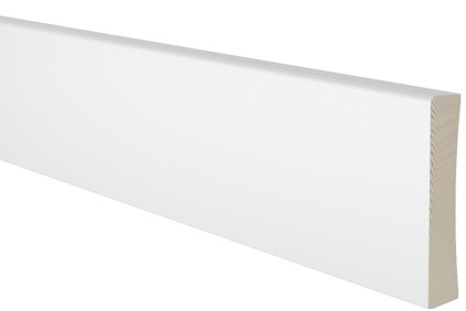 Vitmålad sockel i trä med rundad överkant mot svart bakgrund.