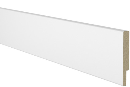 Vit MDF-panel med skuren kant mot svart bakgrund.