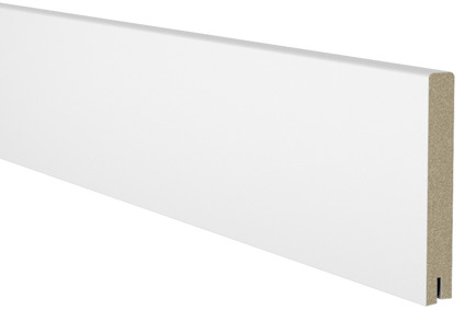 Vit MDF-skiva med jämn yta och synlig kärna på ena kanten, placerad mot en svart bakgrund.