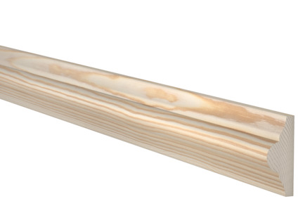 Dekorlist i furu med tydlig ådring mot svart bakgrund.