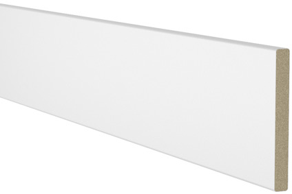 Vit MDF-dörrkarm, rektangulär med slät yta och brun kärna, fotad mot svart bakgrund.