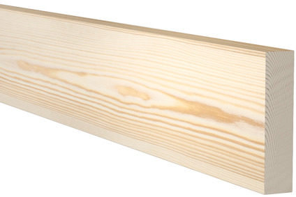 Planhyvlad furubrädas yta och trämönster mot svart bakgrund.