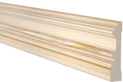 Dekorativ trälist i ljus furu med profil och raka kanter på svart bakgrund.