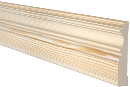 Trälist med profilerad kant i ljust trä, liggande mot svart bakgrund.