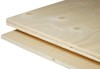 Plywoodskiva. Två staplade plywoodskivor, visar sidovy med träfibrer och kvistmönster.