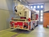 Brandbil med stege parkerad inomhus. Registreringsskylt LNP 704 synlig.