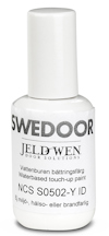 Vit flaska med texten "Swedoor Jeld Wen, Vattenburen bättringsfärg, NCS S0502-Y ID".