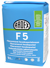 Påsen visar "ARDEX F5" fasadspackel med varumärke och säkerhetssymboler. Text på flera språk, vikt 5 kg.