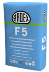 Förpackning med blått ARDEX F5 väggspackel och texter på flera språk, väger 12,5 kg.