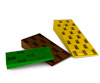 Tre rektangulära, ribbade block i grönt, brunt och gult, med rutmönster och kantiga former.