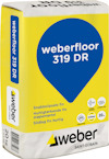 Förpackning med texten "weberfloor 319 DR". Märken: Weber och Saint-Gobain. Innehåller stöpemörtel. 20 kg.