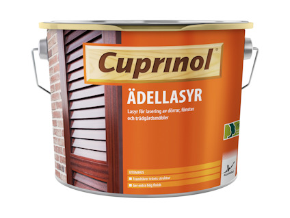 Burk med Cuprinol Ädellasyr för utomhusbruk. Orange etikett med text och bild på träpanel i bakgrund.