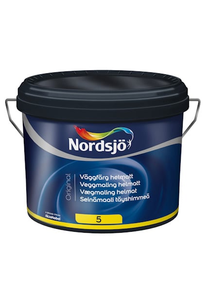 Burk med Nordsjö väggfärg, etikett i blått med text på flera språk och färgskala upptill.