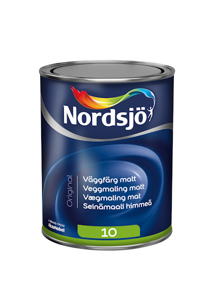 En burk med Nordsjö väggfärg i mörkblå förpackning med regnbågsfärgad logotyp och grön etikett. Text på flera språk.
