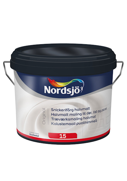 Snickerifärg Nordsjö original halvmatt, vit hink med svart lock och färgglad logotyp. Etikett med produktinformation.