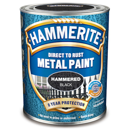 Färgburk med blå etikett för "Hammerite Direct to Rust Metal Paint" i svart, med text och bilder av ett staket.