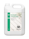 Vit plastbehållare med handtag och vit kork. Etikett med texten "Ytskydd 02" och "OrganoWood". 5 liter.