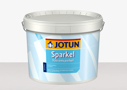 En vit hink med etikett märkt "JOTUN Sparkel Våtrumsspackel".