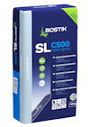 Blå och vit säck med Bostik SL C500 Fiber Quick, 20 kg golvavjämningsmassa. Text på svenska och engelska.