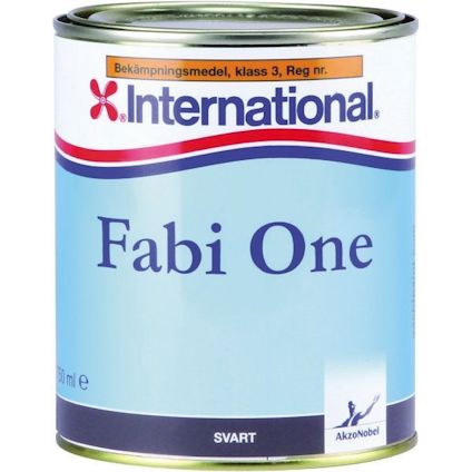 Burk med blå och vit etikett, text: "International Fabi One, Bekämpningsmedel, klass 3, Reg nr, AkzoNobel, Svart".