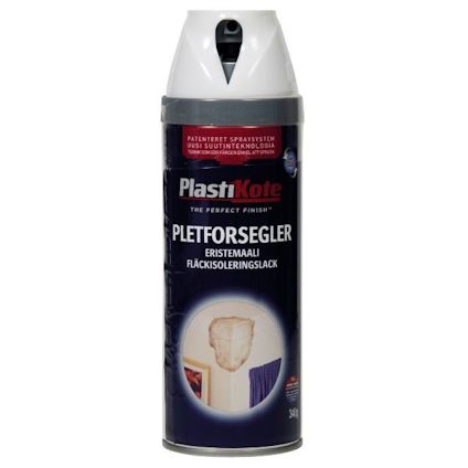 Sprayburk märkt "PlastiKote", "Fläckisoleringslack" med vit kork och etikett med bild av ett ojämnt målat område.